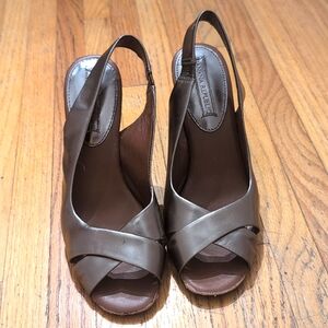 Banana Republic 7.5 Metallic Sling backs